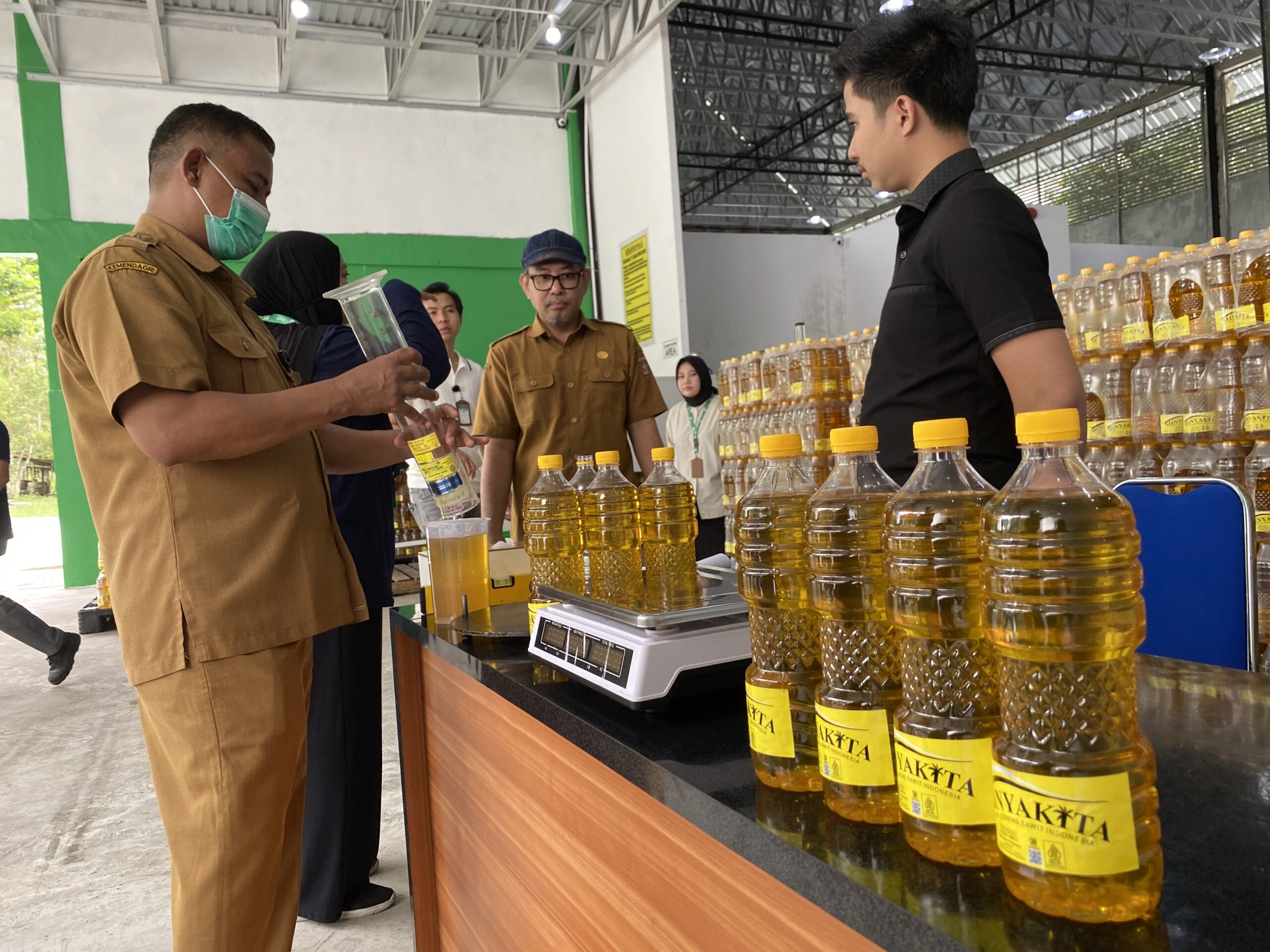 Pemkab Kobar Sidak Tempat Pengemasan Minyak Kita, Pastikan Takaran Sesuai Standar