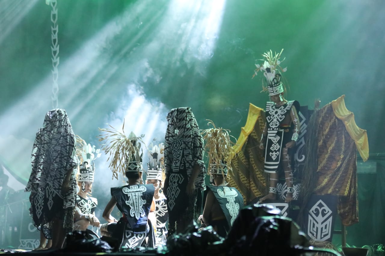 Menyelami Spiritualitas dan Kearifan Lokal Dayak Lewat Tari Pedalaman di FBIM 2025
