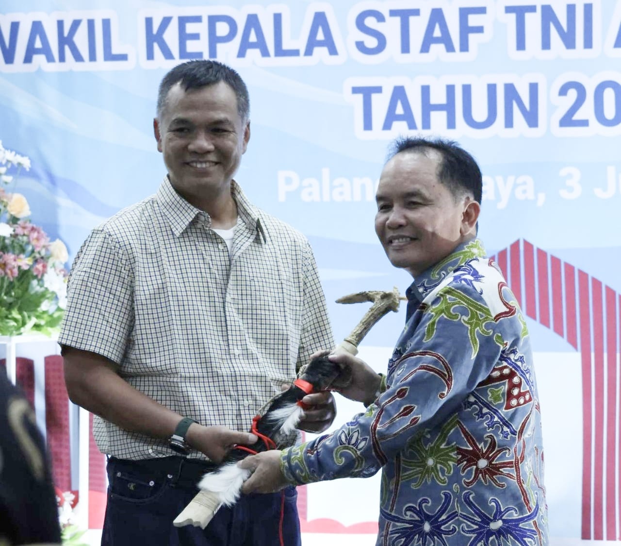 Gubernur Kalteng Sambut Wakil Kepala Staf TNI Angkatan Darat di Istana Isen Mulang
