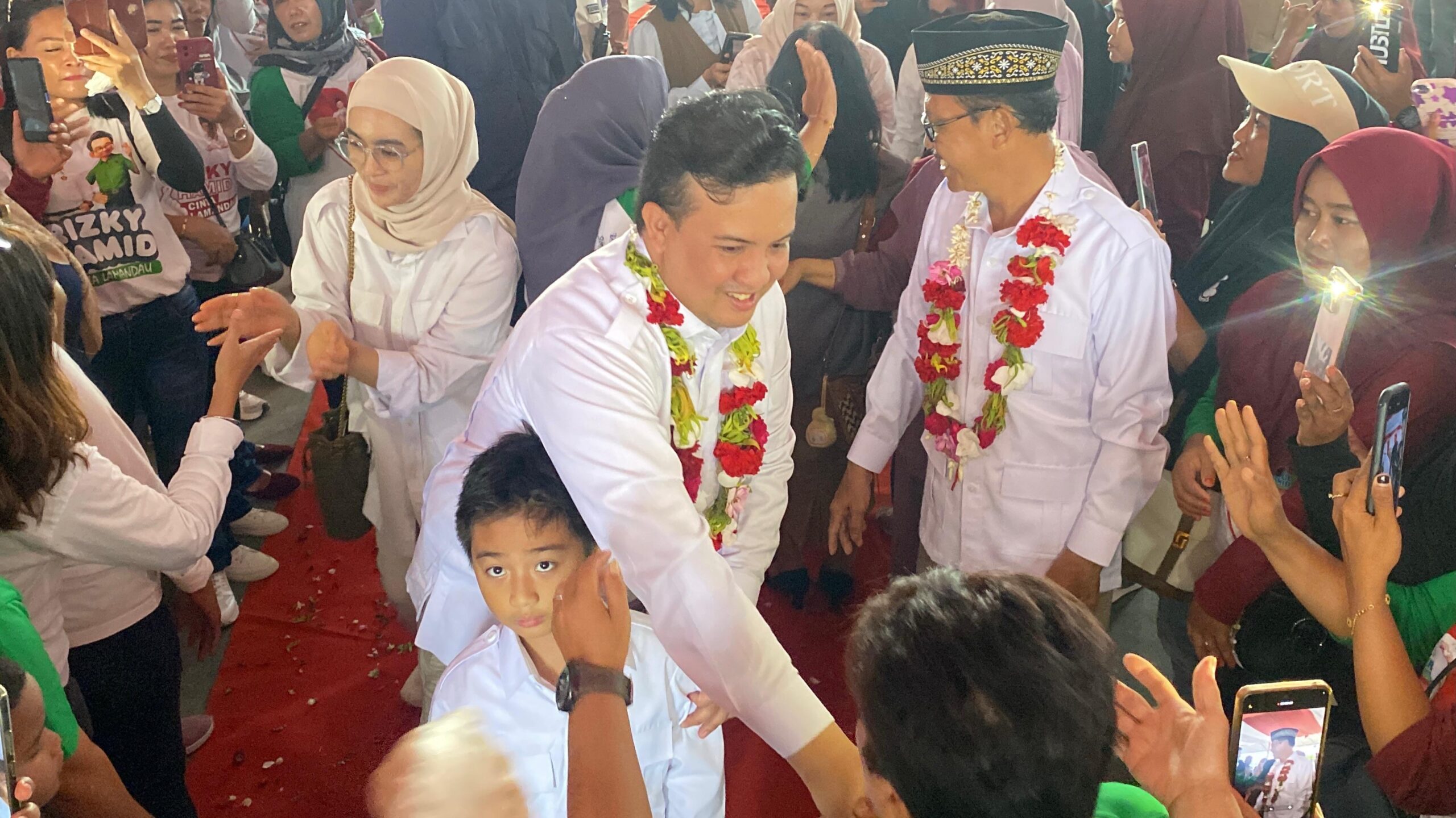 Ribuan Pendukung Sambut Rizky-Hamid di Lamandau, Ibunda Beri Doa, Hendra Sampaikan Selamat