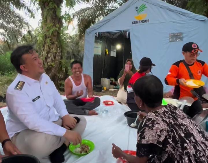Hangatnya Kebersamaan: Bupati Lamandau Masak dan Makan Bersama Warga di Tengah Banjir
