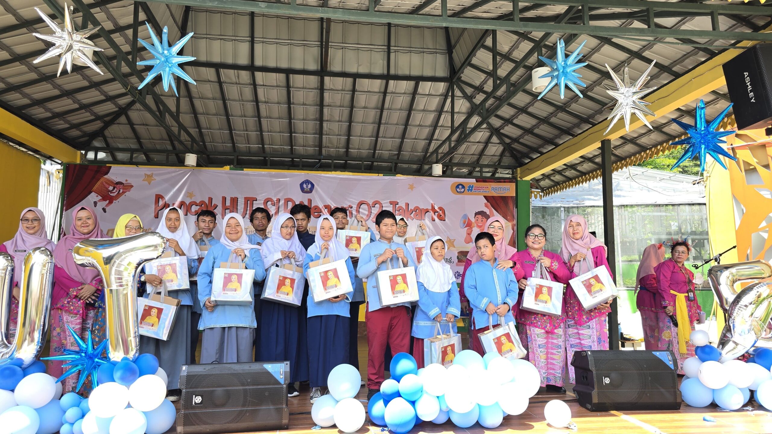 Hari Guru Nasional, Wakil Ketua Komite III DPD RI dr. Erni Daryanti Kunjungi SLBN 02 Jakarta dan Bagikan Sepatu untuk Siswa