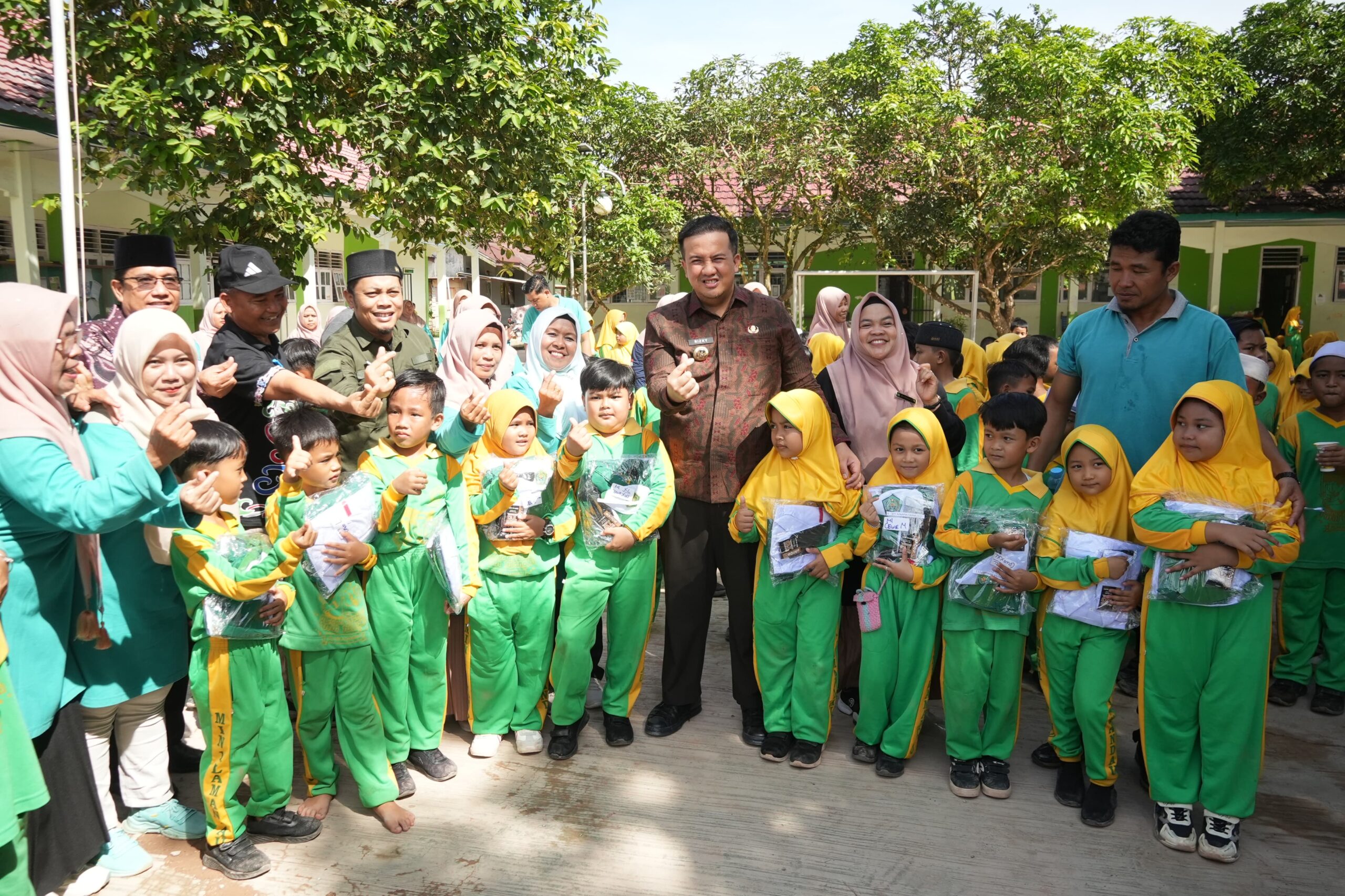 Bupati Rizky Bagikan Seragam Gratis, Pastikan Anak di Lamandau Bisa Sekolah Tanpa Beban
