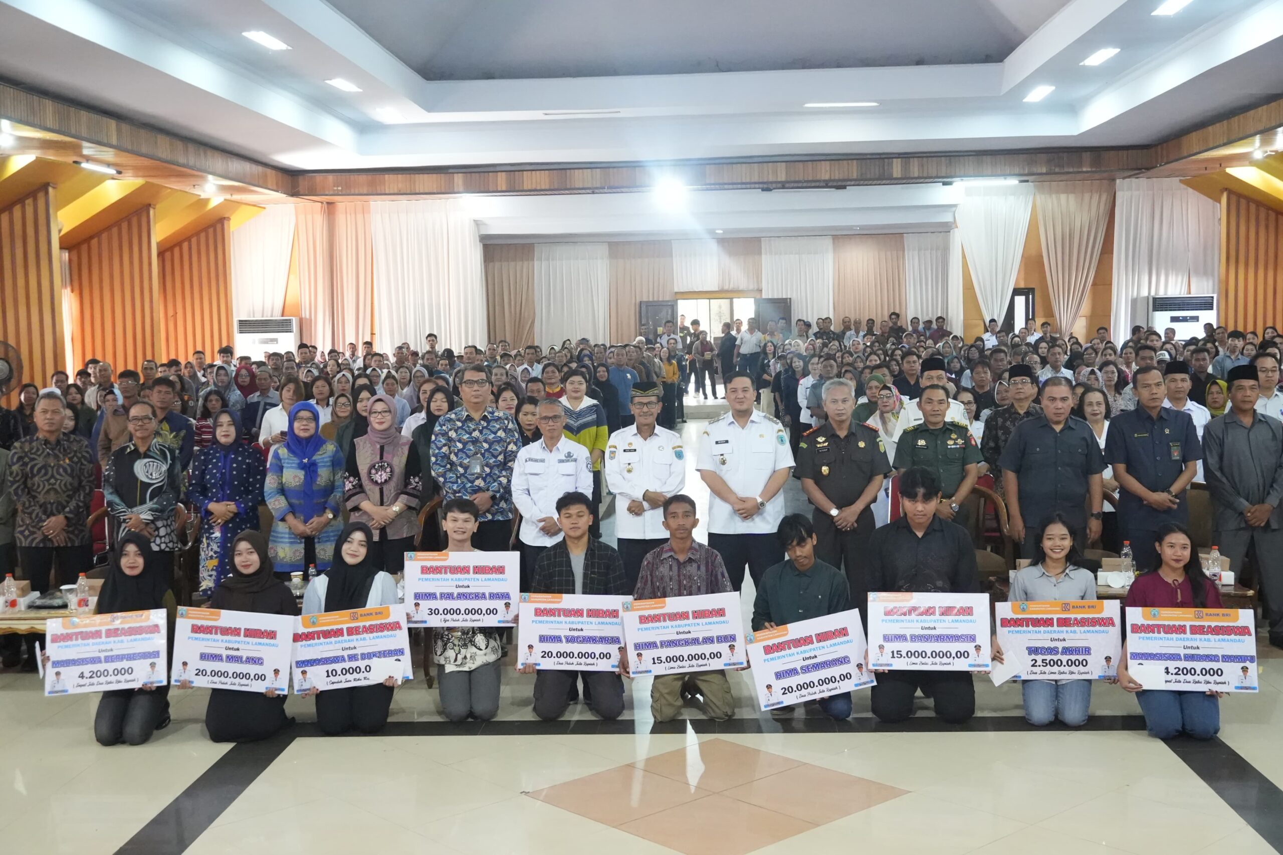 Perkuat Komitmen Pendidikan, Bupati Rizky Serahkan Beasiswa Pendidikan, 627 Mahasiswa Lamandau Peroleh Manfaat