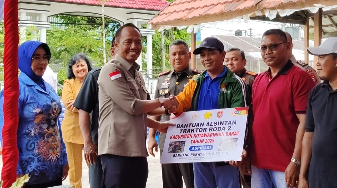 Dorong Ketahanan Pangan, Bambang Purwanto Salurkan Alsintan Kementan ke Petani Kobar