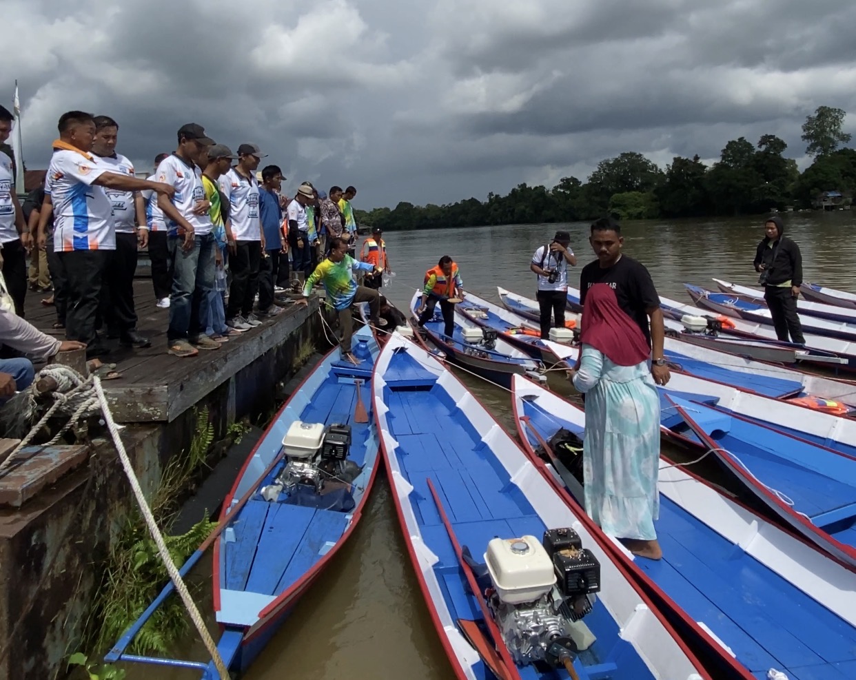 Tingkatkan Produktivitas, Bupati Lamandau Serahkan 54 Unit Perahu Alkon untuk Nelayan
