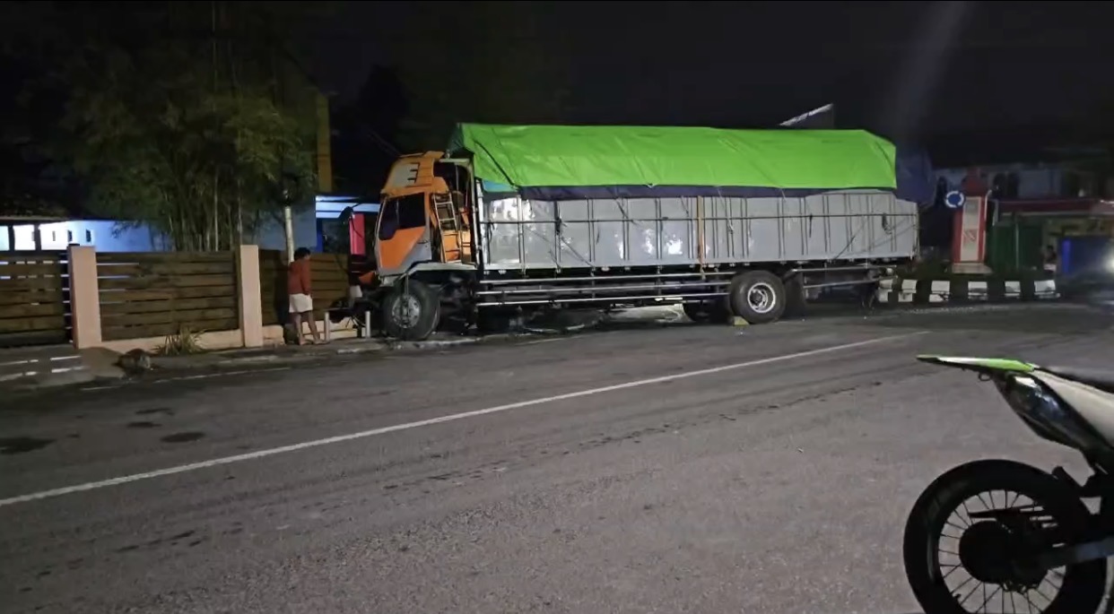 Rem Blong di Jalan Menurun, Truk Tabrak Mobil dan Motor di Mendawai