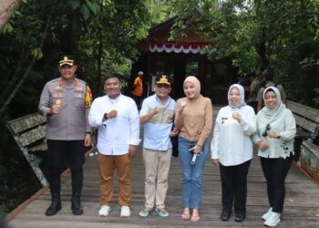Waket II DPRD Kobar Dampingi Gubernur Kalteng Tinjau Potensi Wisata Penyangga TNTP
