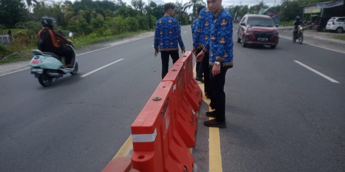 Dishub Bersama BPTD Pasang Water Barrier di Titik Rawan Kecelakaan di Palangka Raya