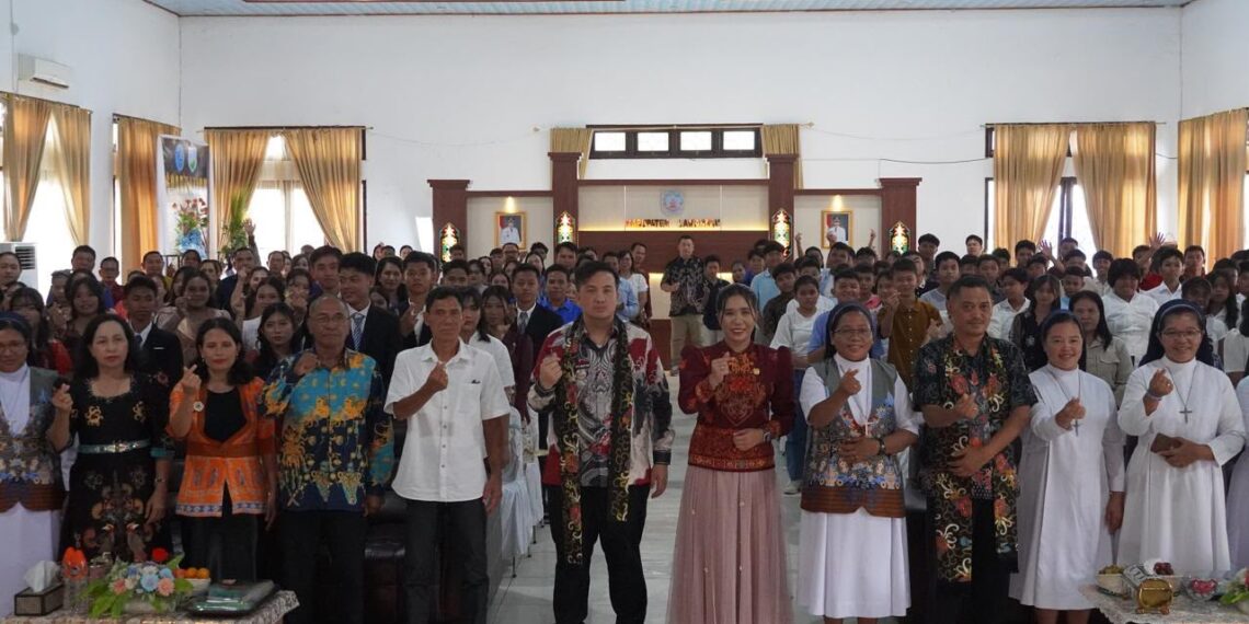 Bupati Tekankan Pentingnya Karakter dan Literasi Teknologi pada Pelepasan Siswa SMPS Katolik Santo Arnoldus Janssen