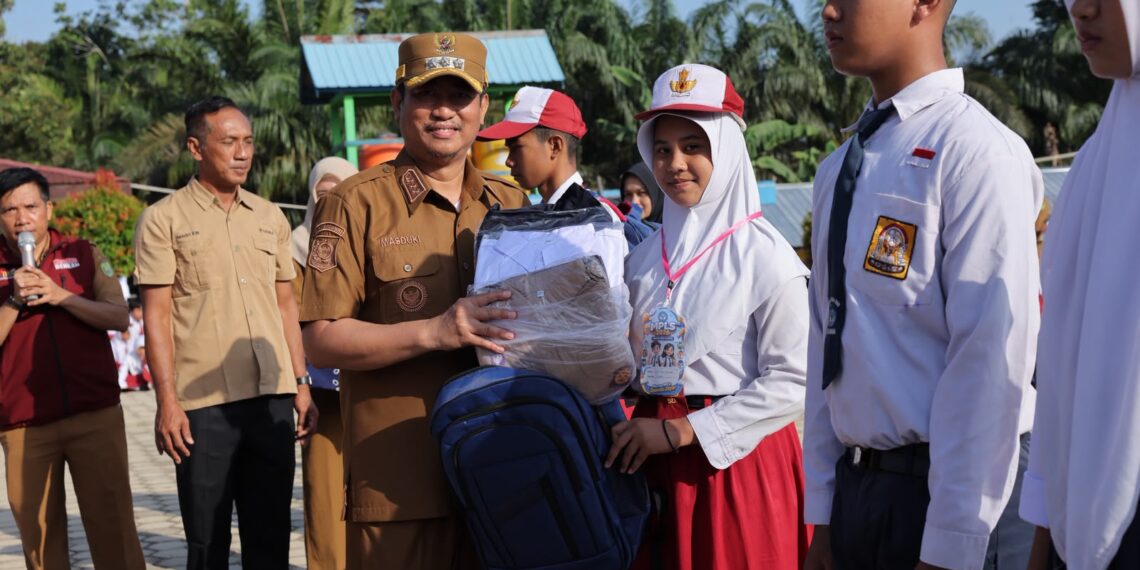 Pemkab Sukamara Salurkan Seragam Sekolah Gratis Saat Awal Tahun Ajaran 2026/2027
