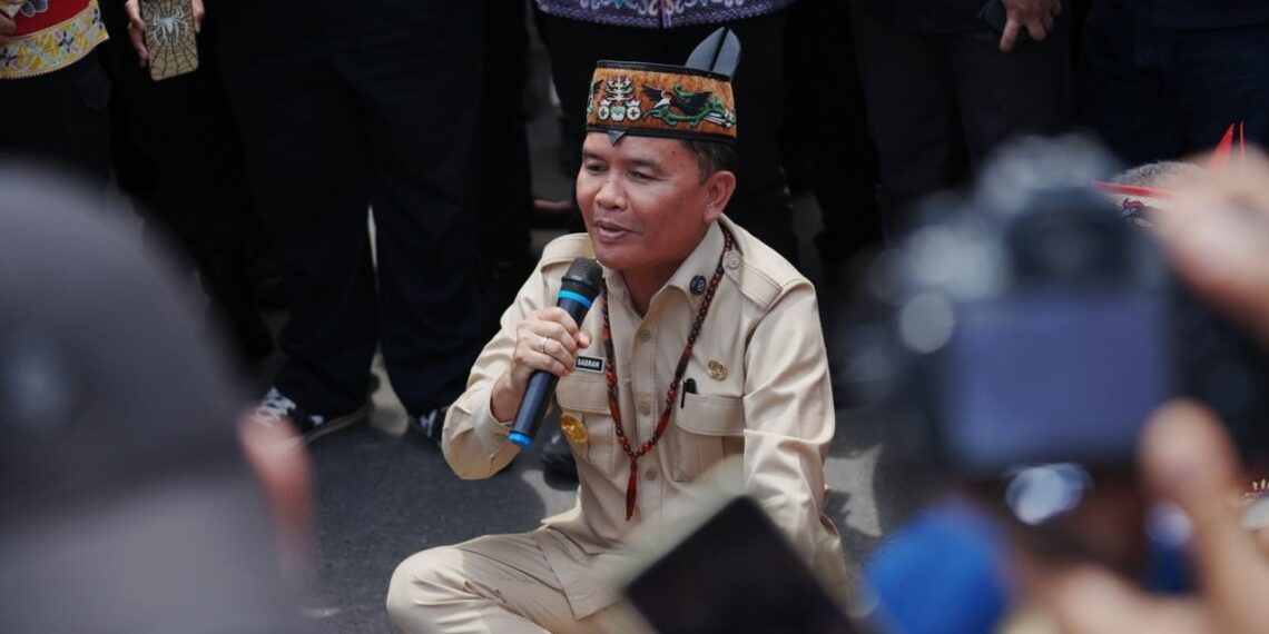 Duduk di Atas Aspal Bersama Warga, Gubernur Agustiar Desak PLN Pulihkan Listrik