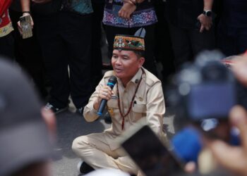 Duduk di Atas Aspal Bersama Warga, Gubernur Agustiar Desak PLN Pulihkan Listrik