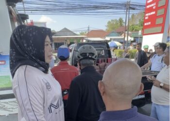 Bupati dan Wakil Bupati Kobar Gowes Sambil Sidak Antrean BBM di SPBU