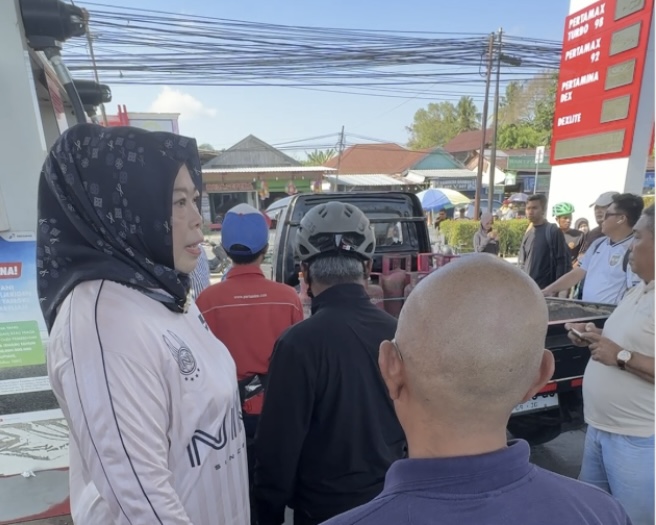 Bupati dan Wakil Bupati Kobar Gowes Sambil Sidak Antrean BBM di SPBU