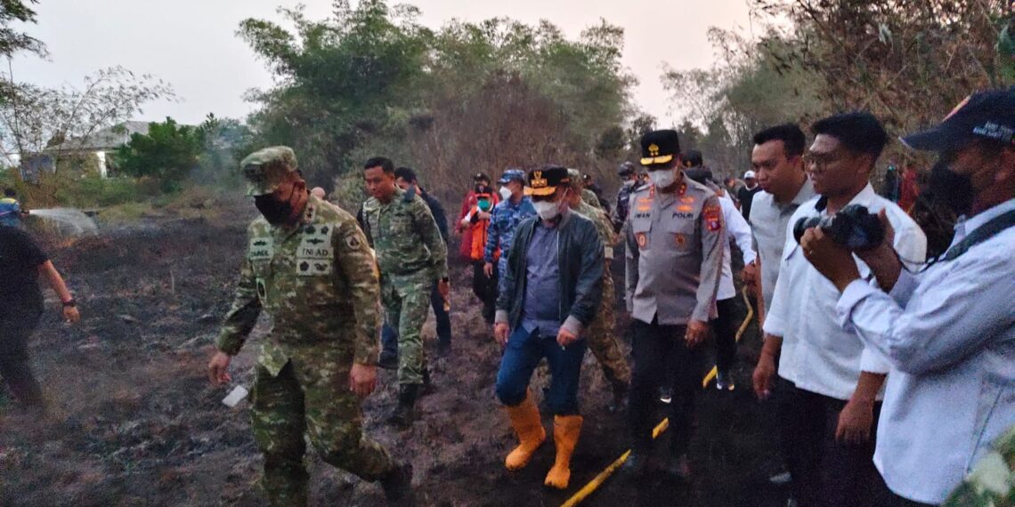 Gubernur Tinjau Karhutla Kobar, Minta Sinergi Diperkuat dan Siapkan Helikopter Water Bombing