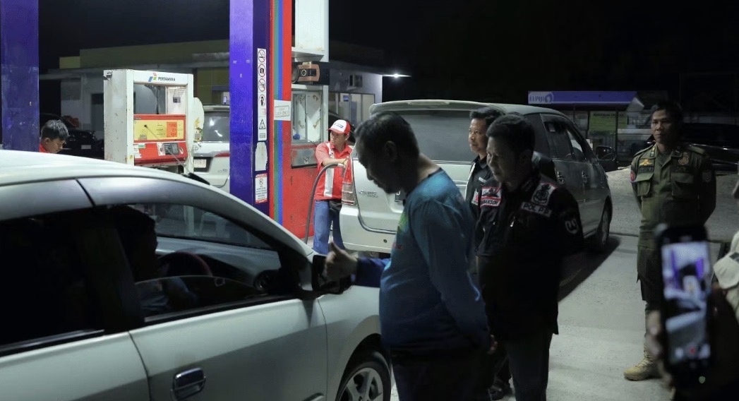 Bupati Sukamara Sebut Antrean BBM Dipicu Dugaan Penjualan ke Luar Daerah