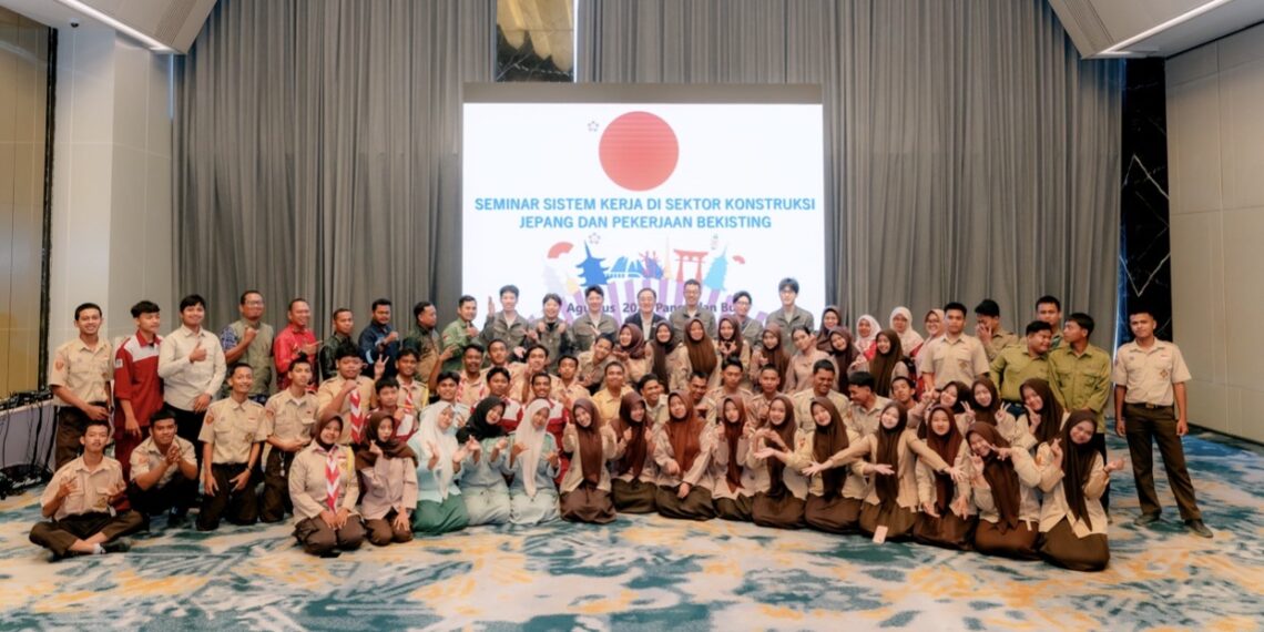 Asosiasi Bekisting Jepang Kenalkan Sistem Kerja Konstruksi kepada Pelajar SMK di Pangkalan Bun