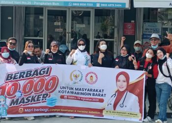 Lawan Dampak Karhutla, dr. Erni Daryanti dan Relawan Lentera Kobar Salurkan Ratusan Ribu Masker, Tetes Mata dan Vitamin