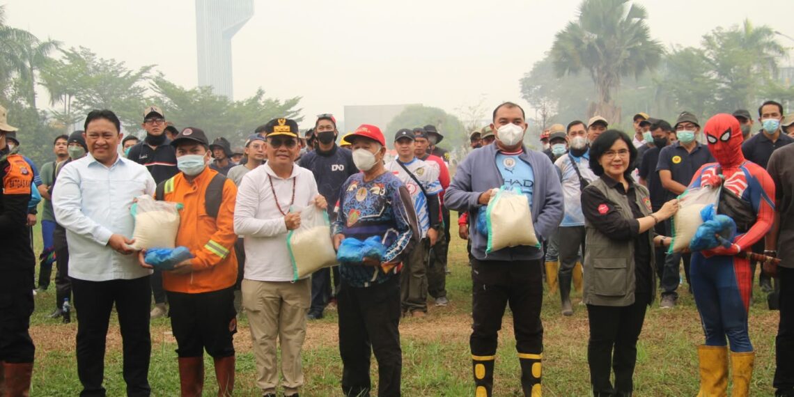 Gubernur Agustiar Serahkan Bantuan Pangan untuk 324 Relawan Karhutla, Asuransi Disiapkan