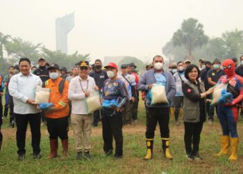 Gubernur Agustiar Serahkan Bantuan Pangan untuk 324 Relawan Karhutla, Asuransi Disiapkan