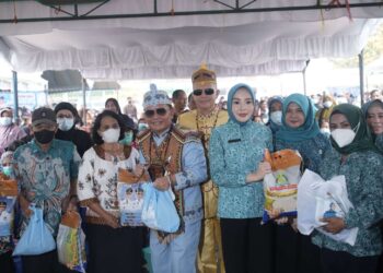 Gubernur Agustiar Salurkan 6.000 Paket Sembako untuk Warga Terdampak Karhutla di Barsel
