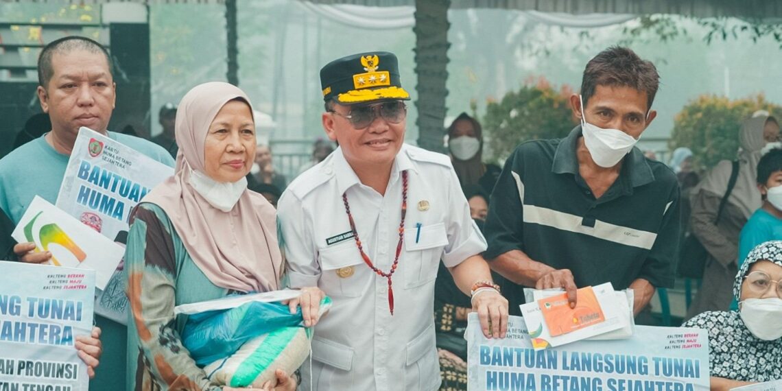 Gubernur Agustiar Sabran Salurkan Bantuan untuk Warga Panarung Terdampak Karhutla