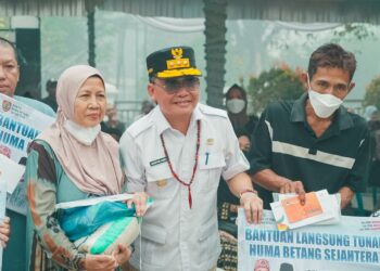 Gubernur Agustiar Sabran Salurkan Bantuan untuk Warga Panarung Terdampak Karhutla