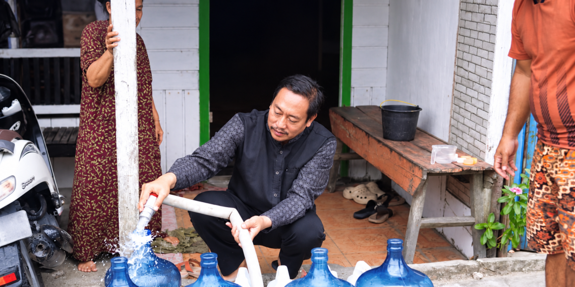 Bupati Sukamara dan Ketua TP-PKK Salurkan Air Bersih Gratis, Bagikan Masker hingga Vitamin