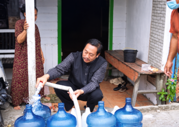 Bupati Sukamara dan Ketua TP-PKK Salurkan Air Bersih Gratis, Bagikan Masker hingga Vitamin