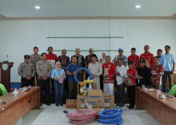 Bupati Sukamara Masduki Distribusikan Alat Pemadam ke Setiap Desa, Antisipasi Karhutla