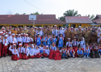 Hari Pertama Sekolah, Bupati Masduki Pimpin Upacara di SDN Bukit Sungkai