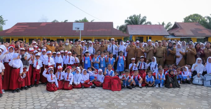 Hari Pertama Sekolah, Bupati Masduki Pimpin Upacara di SDN Bukit Sungkai