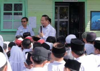 Bupati Masduki Sapa Siswa Saat Tinjau Kegiatan Pendidikan di Sukamara