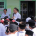 Bupati Masduki Sapa Siswa Saat Tinjau Kegiatan Pendidikan di Sukamara