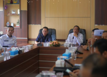 Antrean Panjang SPBU, Bupati Masduki Pimpin Rapat Bersama Forkopimda