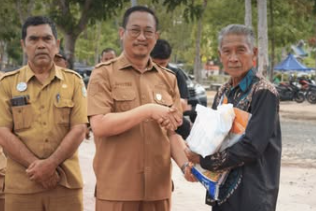 Bupati Masduki Serahkan Bantuan Pangan Huma Betang Sejahtera kepada Warga Sukamara