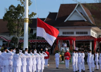 Bupati Sukamara Pimpin Upacara Penurunan Bendera Merah Putih HUT ke-81 RI