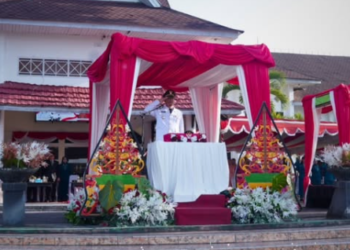 Bupati Sukamara Pimpin Upacara Penurunan Bendera Merah Putih HUT ke-81 RI