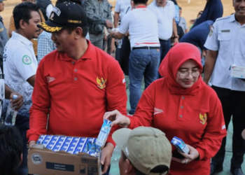 Bupati Sukamara dan Ketua TP-PKK Bagikan Susu dan Masker untuk Warga Ajang