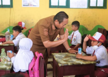 Perhatian Bupati Sukamara terhadap Kesehatan Anak, Siswa Terima Susu dan Masker Gratis