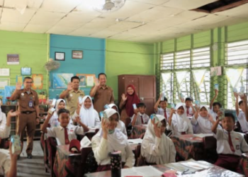 Perhatian Bupati Sukamara terhadap Kesehatan Anak, Siswa Terima Susu dan Masker Gratis