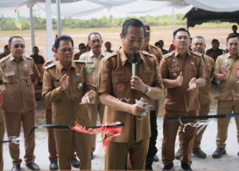 Bupati Sukamara Resmikan Tribun Lapangan Sepak Bola Mulia Aman Sejahtera