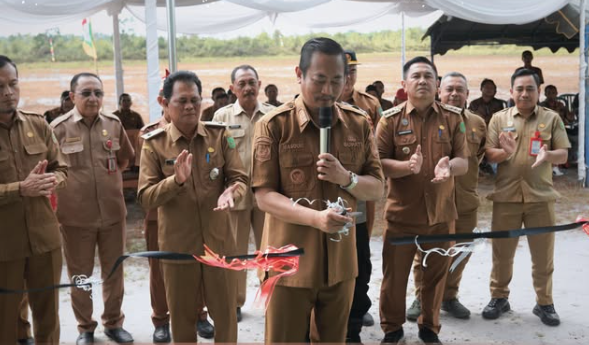 Bupati Sukamara Resmikan Tribun Lapangan Sepak Bola Mulia Aman Sejahtera