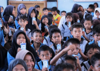 Senyum Pelajar Pantai Lunci Saat Terima Susu dari Bupati Masduki