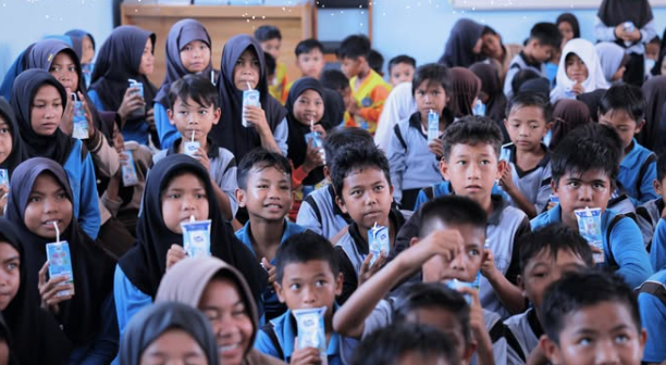 Senyum Pelajar Pantai Lunci Saat Terima Susu dari Bupati Masduki