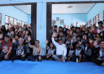 Senyum Pelajar Pantai Lunci Saat Terima Susu dari Bupati Masduki