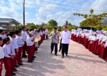 Bupati Sukamara Datangi MIS Darul Arqam, Pastikan Seragam Gratis Diterima Siswa