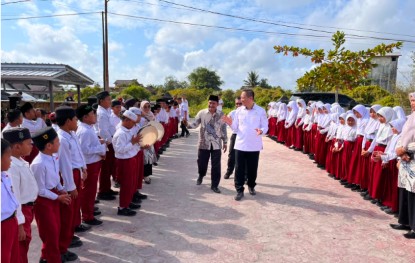 Bupati Sukamara Datangi MIS Darul Arqam, Pastikan Seragam Gratis Diterima Siswa