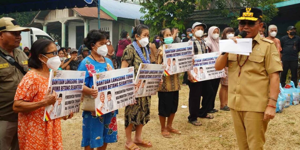 KHBS Disalurkan, Gubernur Agustiar Pastikan Warga Terdampak Karhutla Terbantu